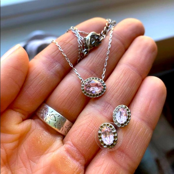 Matching pink Swarovski necklace and earrings set - Picture 1 of 1